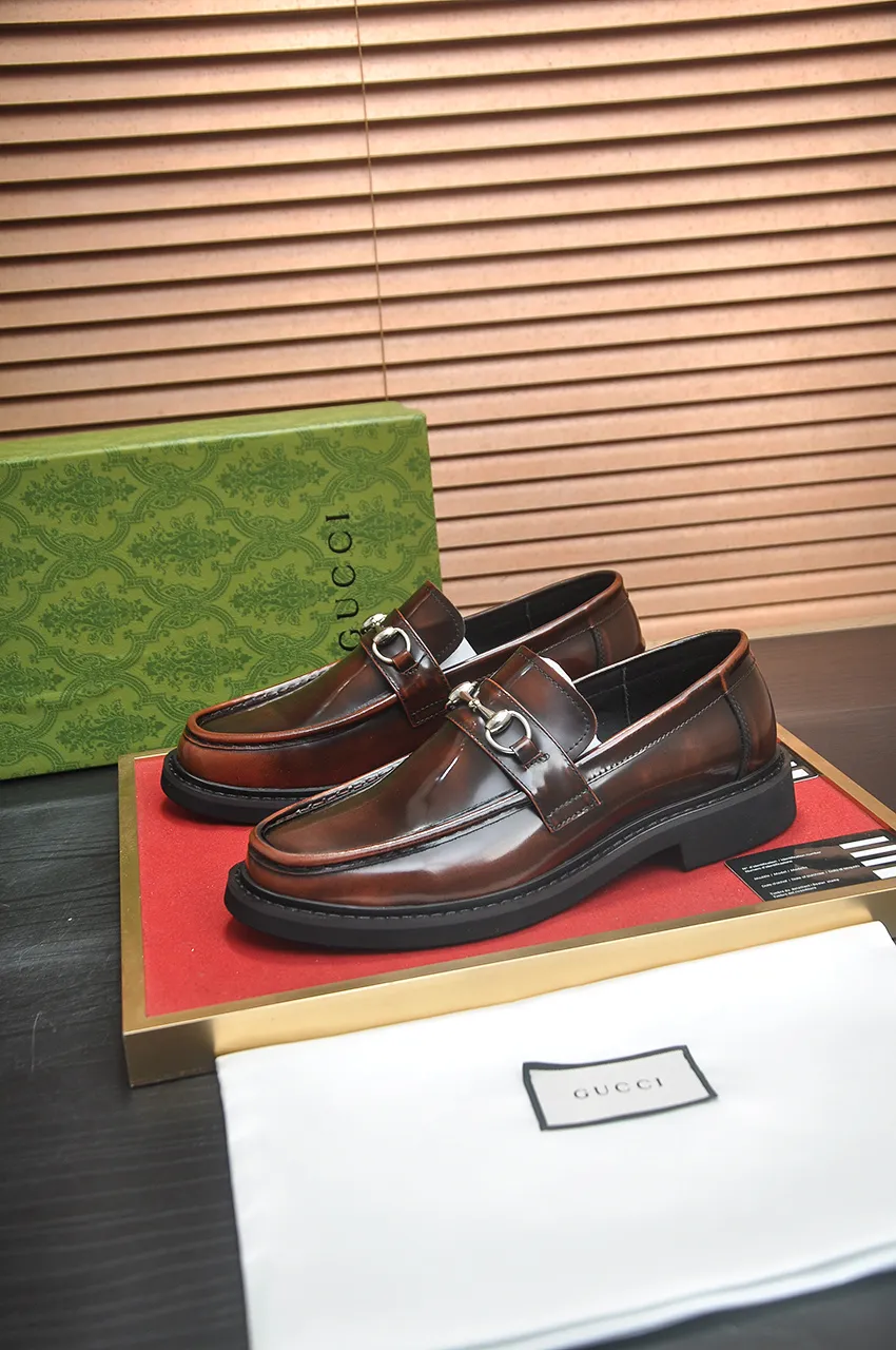 Men's shoes💰540💶Italy's top luxury men's shoe giant (GUCCI) (Gucci) (full cowhide lining) new arrival🍃Original European style🔰 Pleasant to the eye😍In order to make the shoes more durable and non-deformable🌀The production continues to follow traditional methods but there is still no lack of innovation💪Choose original sheepskin for the leather♻️ Smooth and natural And extra bright ⭐Made of imported cowhide, the first choice of rich people 38-45 (45 customized)